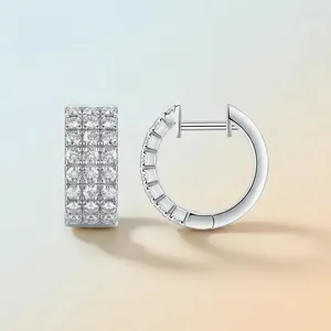 Élégantes créoles en argent S925 avec un sertissage pavé en moissanite étincelant