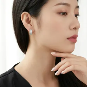 Boucles d'oreilles créoles élégantes en argent S925 avec pierres moissanite pour femmes