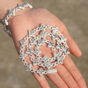 Nahaufnahme einer Silber-Kleeblatt-Halskette mit bunten Steinen und Pavé-Kristallen.