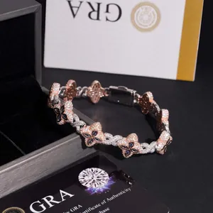 Nahaufnahme eines S925 Silber Kleeblatt-Armbands mit funkelnden Moissanit-Diamanten