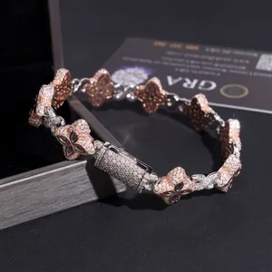 Nahaufnahme von S925 Silber Kleeblatt Armband mit funkelnden Moissanit Steinen