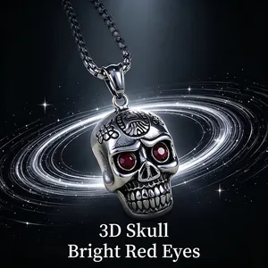 Vue détaillée d'un collier pendentif en acier inoxydable avec une tête de mort et yeux