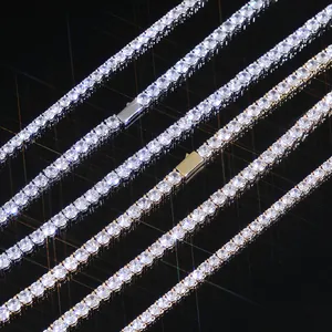 Gros plan de bracelets de tennis en diamant à une rangée argent et or avec zircons
