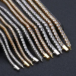 Gros plan sur des bracelets de tennis à une rangée de zircons en finition or et argent.