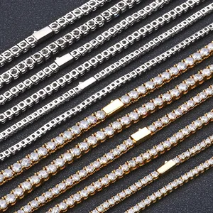 Gros plan de bracelets de tennis en zircone à une rangée, plaqués argent et or