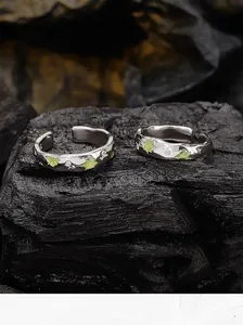 Gros plan détaillé de boucles d'oreilles S925 en argent avec feuilles d'émail et cristaux