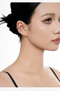Vue détaillée de boucles d'oreilles argentées irrégulières en émail vert sur modèle.