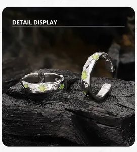 Vue détaillée de bagues d'oreille en argent S925 avec motif émail vert et cristaux
