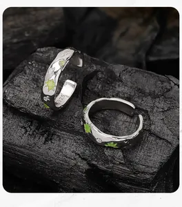 Vue détaillée de boucles d'oreilles clips en argent S925 avec émail vert et zircons
