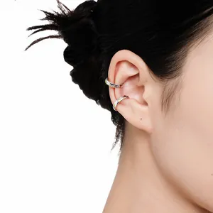Manchette d'oreille irrégulière en argent S925 et émail portée sur l'oreille d'un modèle