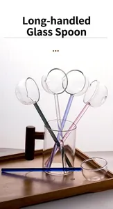 Vue détaillée de cuillères en verre borosilicate colorées à long manche avec graduations