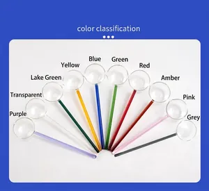 Présentation de cuillères en verre borosilicate avec des manches en dix couleurs vives.