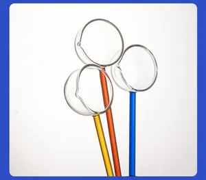 Détail de cuillères en verre borosilicaté avec manches jaune orange et bleu vifs