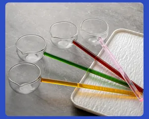 Vue détaillée de cuillères en verre borosilicaté à long manche et colorés.