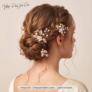 Détail d'épingles à cheveux vintage en perles avec feuilles en métal sur cheveux tressés