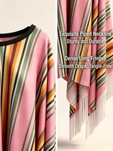 Dettaglio di poncho colorato a righe stile messicano con lunghe frange bianche eleganti