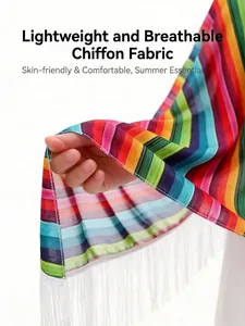 Dettaglio in tessuto chiffon leggero e traspirante su poncho messicano a righe colorate con frange