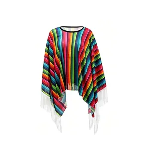 Vista completa di un poncho a righe colorate in stile messicano con nappe bianche