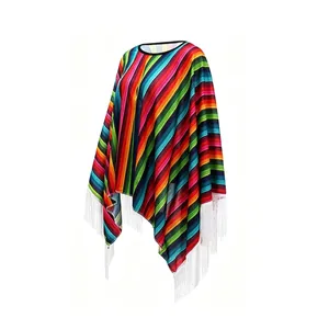 Vista dettagliata del poncho messicano a righe arcobaleno con nappe bianche decorative