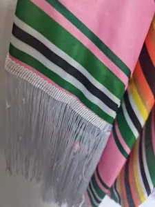 Gros plan détaillé d'un châle mexicain à rayures colorées avec d'élégantes franges argentées