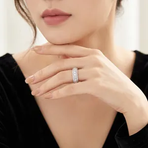 Elegante S925 zilveren eeuwigheidsring met meerdere rijen schitterende moissanite stenen
