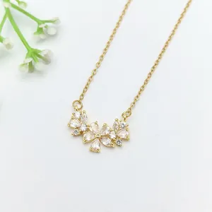 Elegante collana d'oro con un delicato ciondolo floreale impreziosito da zirconi