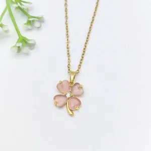 Elegante collana in acciaio inossidabile dorato con un delicato ciondolo a quadrifoglio rosa.