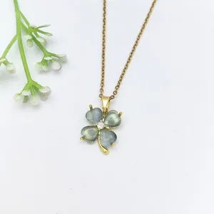 Elegante collana con ciondolo a quadrifoglio dorato con pietre grigie per donna