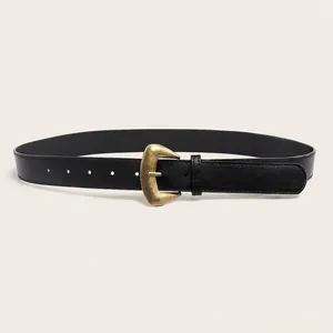 Gros plan d'une ceinture vintage en cuir PU noir avec boucle dorée décorative