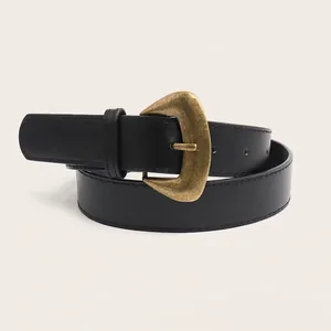 Vue détaillée d'une ceinture vintage en cuir PU avec une boucle décorative en laiton antique