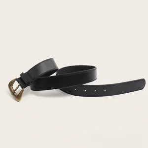 Vue détaillée d'une ceinture en cuir PU noir vintage avec sa boucle en bronze antique