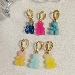 Vue détaillée de six pendentifs oursons en résine avec bélières dorées en zircone