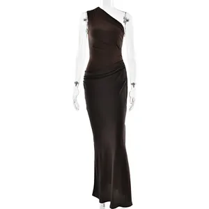 Robe longue élégante en satin marron chocolat à une épaule avec coupe ajustée sexy