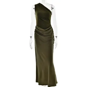 Robe longue élégante en satin vert olive à une épaule, coupe ajustée avec fronces chic