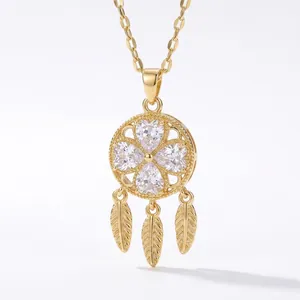 Elegante collana in acciaio al titanio dorato con fiori di zirconi e ciondoli piuma