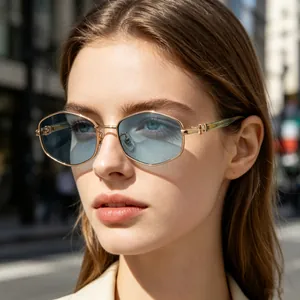 Vue détaillée de lunettes de soleil polygonales tendance avec des verres bleus sur un mannequin