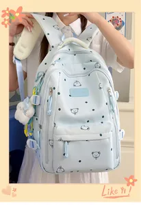 Détail du sac à dos bleu clair à pois avec imprimé ours mignon et pendentif en peluche