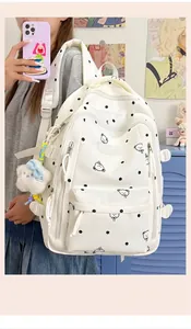 Vue détaillée d'un sac à dos blanc à pois avec des illustrations d'ours mignons