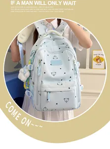 Détail du sac à dos bleu clair stylé avec motif ours et grande capacité de rangement