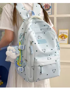Vue arrière d'un sac à dos bleu clair à pois avec motif d'ours et breloque peluche