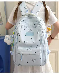 Détail d'un sac à dos bleu clair à pois avec d'adorables illustrations d'ours