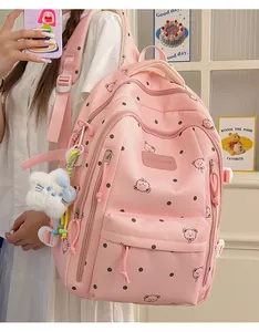 Vue détaillée d'un sac à dos rose décontracté avec motifs d'ours porté par un modèle