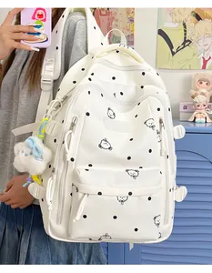 Gros plan d'un sac à dos blanc à pois avec d'adorables oursons portés par un mannequin