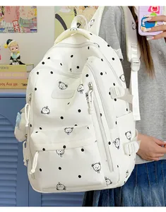 Vue détaillée d'un sac à dos blanc à pois avec des oursons porté par un mannequin