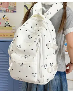 Détail d'un sac à dos décontracté blanc à pois avec motifs d'ours porté par un mannequin