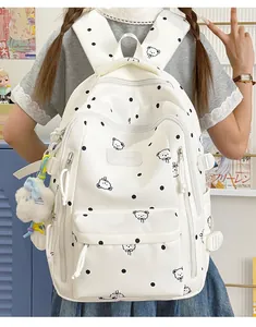 Grand sac à dos blanc avec motif d'ours et de pois mignons porté par un mannequin