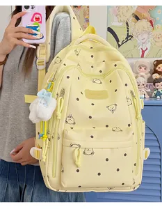 Sac à dos jaune clair avec motifs d'ours et pois porté par un modèle étudiant