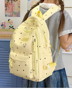 Sac à dos jaune à pois adorable avec motifs d'oursons porté par une fille en tenue décontractée