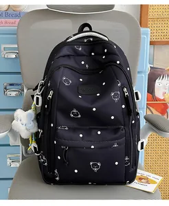 Sac à dos noir à pois avec motifs d'ours présenté sur une chaise de bureau élégante