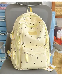 Vue détaillée d'un sac à dos crème avec d'adorables motifs d'ours et de pois.